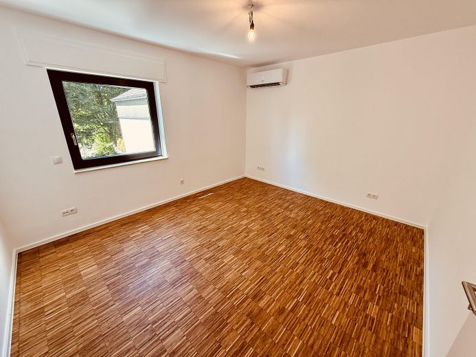 Maisonette-Traum in Alt-Weiden: Galerie, großzügige Dachterrasse und moderne Wärmepumpe – Schlafzimmer von links