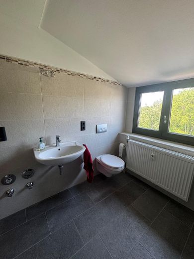 Charmante Dachgeschosswohnung im 2. Obergeschoss – großzügiges Wohnen im beliebten Stadtosten – Bad 1