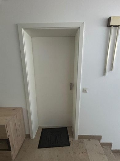 Helle 2-Zimmer-Wohnung, 75 m², kernsaniert, mit Terrasse und Garage – Hausflur / Haustür