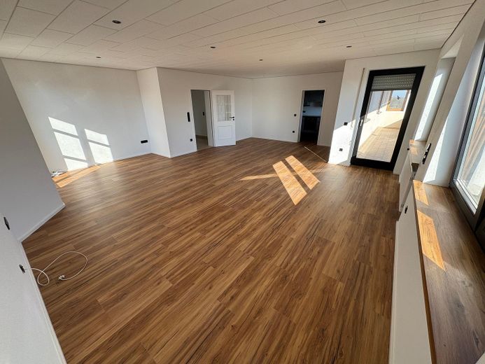 Hepberg’in merkezi konumunda geniş, kapsamlı şekilde yenilenmiş 3 odalı, 1. kat dairesi + 2 balkon – Wohnzimmer / Essbereich