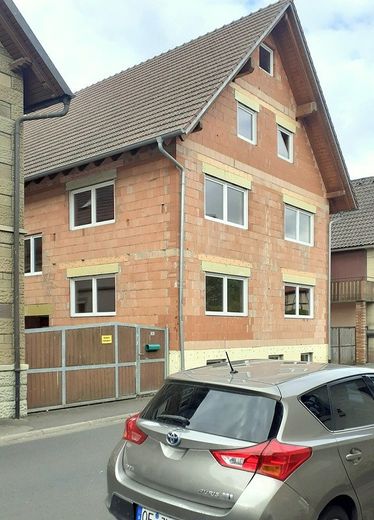 Na sprzedaż podpiwniczony budynek wielorodzinny z 2013 roku w stanie surowym – odpowiedni jako inwestycja kapitałowa – Zdjęcie 1