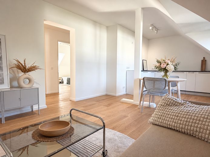Appartement mansardé élégamment modernisé – possibilité d’aménagement en duplex avec terrasse sur le toit – Wohn- Essbereich mit Küche