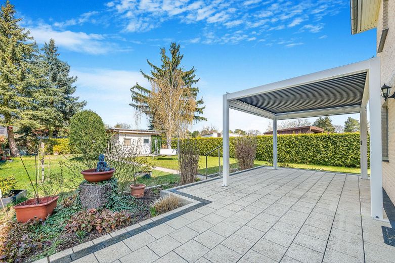 großzügiges Einfamilienhaus, Garage und großer Garten in Berlin-Mahlsdorf – Terrasse mit Überdachung 