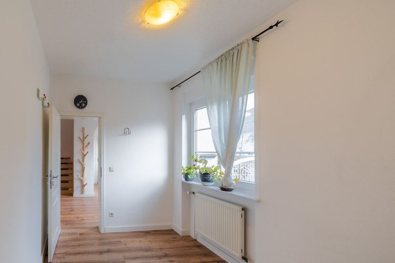 Einfamilienhaus mit Einliegerwohnung, Doppelgarage und Garten. Willkommen in Horhausen! – Zimmer im Erdgeschoss