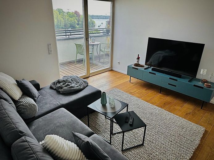 Dachgeschosswohnung mit Balkon und Terrasse – Wohnzimmer