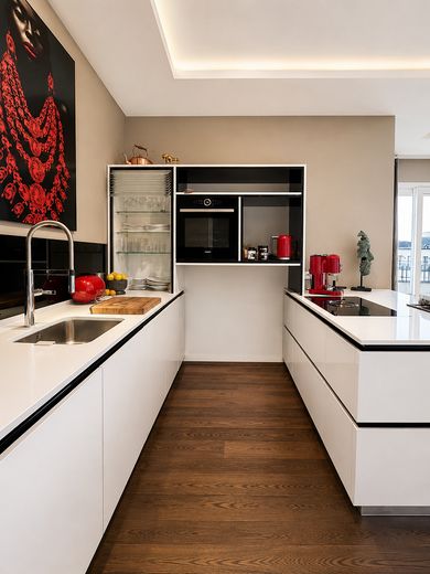 Luxus-Penthouse mit Skyline Blick – Premium-Küche 