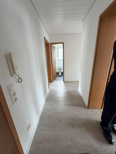 Moderno appartamento di 3 locali con balcone, cucina componibile e posto auto a Weinsberg – Photo 2