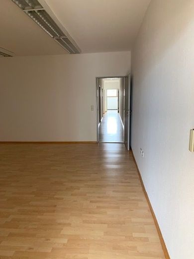 Renovierte Büroflächen,Schulungsräume in Neu-Ulm im  Gewerbegebiet – BG0160_Grossraum_Besprechung