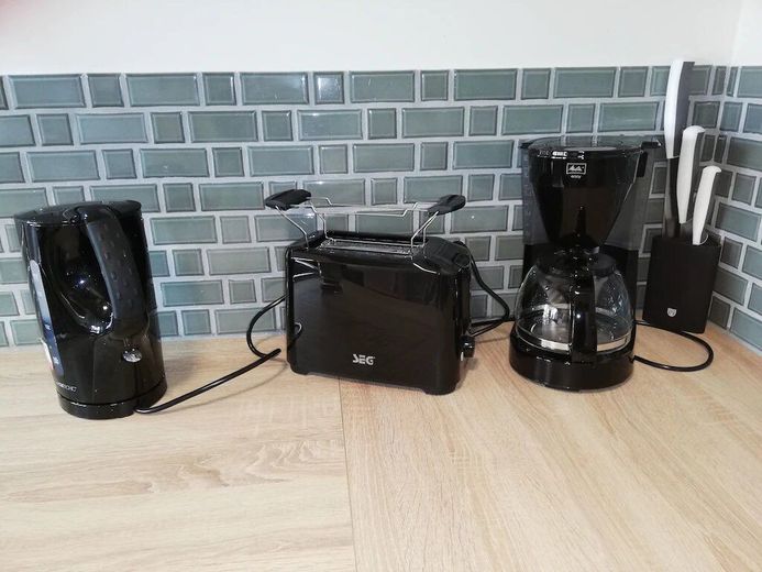 Appartement entièrement équipé, terrasse, jardin, place de stationnement – Elektrokleingeräte Küche