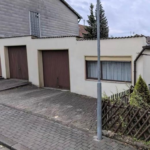 Helle und familiengerechte Doppelhaushälfte – Garagen mit Gartenhaus