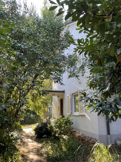 Nel verde eppure in mezzo a tutto – affascinante casa bifamiliare con giardino simile a un parco a Staufen – Foto 3