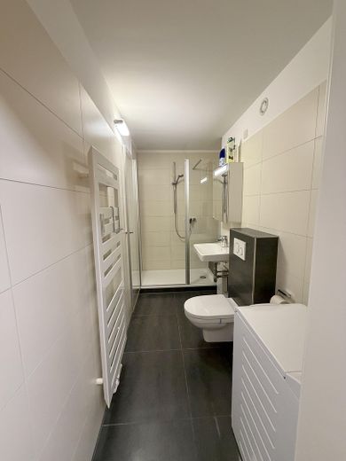 Charmant appartement meublé d’une pièce avec loggia – Badezimmer