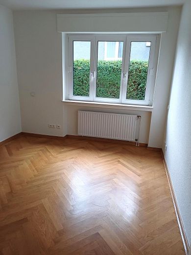 fris gerenoveerde en instapklare woning te huur in Dortmund-Lütgendortmund – Raum mit Parkettboden