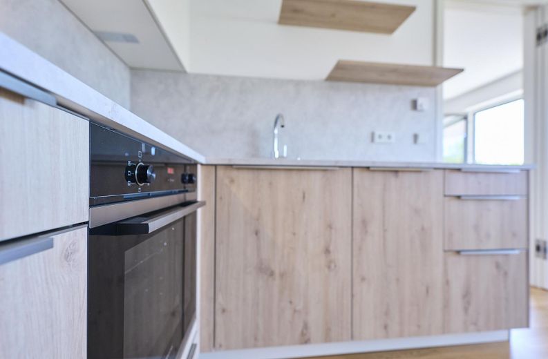 Neubau: Helle und ruhige Zwei-Zimmer-Wohnung mit luxuriöser Innenausstattung mit Balkon und EBK – Küche 2