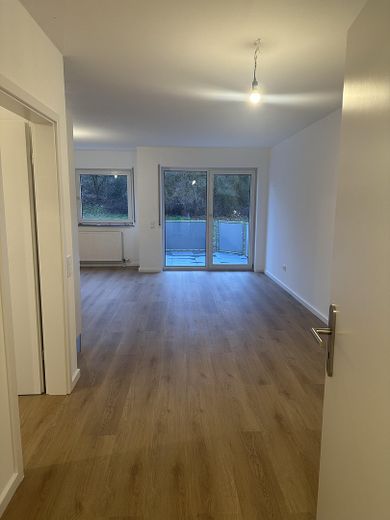 Kernsanierte 3-Zimmer-ETW, 2 Stellplätze, 900 € Kaltmiete, Provisionsfrei – Wohnzimmer/Küche