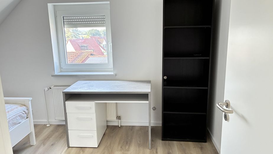 Appartamento completamente ristrutturato e arredato con 3 stanze in condivisione e giardino – Foto 9