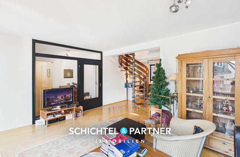 Radio Bremen | Große 5-Zimmer-Maisonettewohnung mit Balkon und Garage – S&amp;P | Wohnzimmer