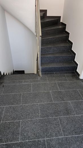 Neubau! Exklusive 3-Zimmer Wohnung mit Balkon! – Treppenhaus