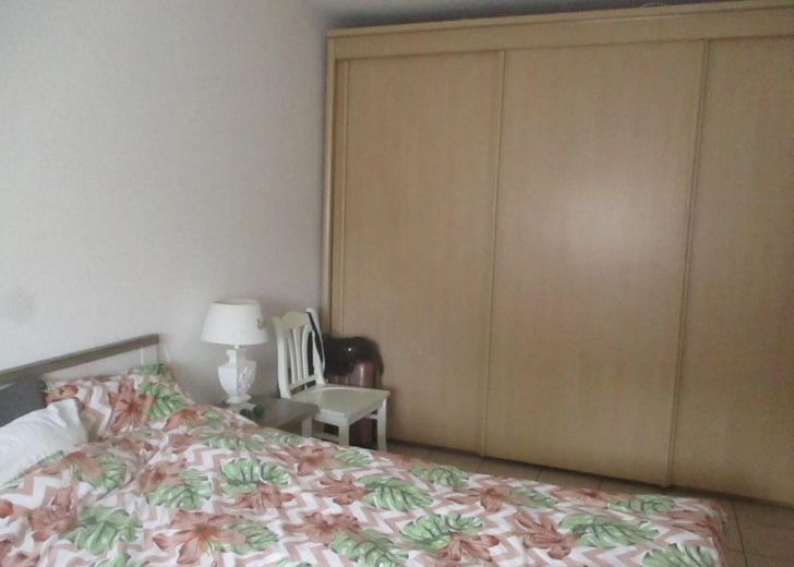3-Zi.Wohnung im DG mit Balkon, Atelierzimmer, kl. Garten, Gartenhaus u. Garage im 4.Fam. Haus – Schlafzimmer mit Einbauschrank
