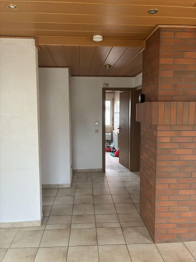 Wolnostojący dom dwurodzinny z potencjałem i dużym ogrodem, 170 m² – Flur