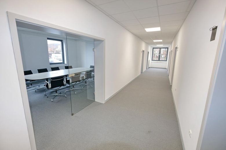 Flur mit Besprechungsraum 