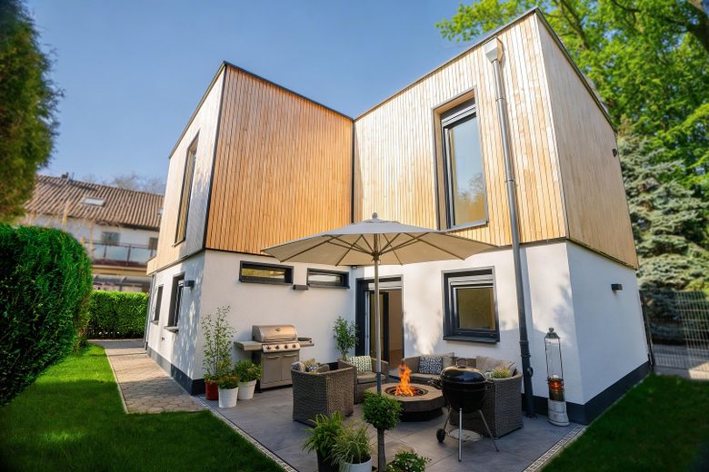 Freistehendes Designhaus am Wald | hochwertig modernisiert , einzugsbereit | 7 Stellplätze – KI_A_Terasse_bei_Tag