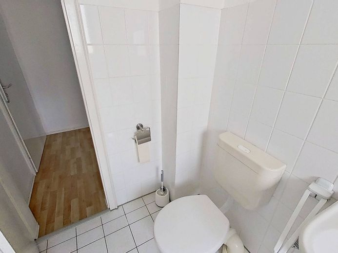 Helle 2-Zimmer-Whg. mit TERRASSE und Wannenbad – Ansicht II: Bad