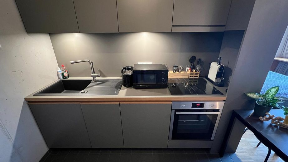 Küche mit Geschirr und Töpfen