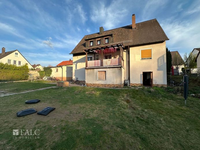 Dreifamilienhaus mit großem Grundstück in Stein bei Nürnberg – Haus Gartenseite