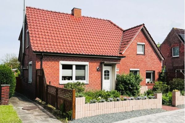 Zmodernizowany komfortowy dom z ogrodem, garażem, podwójną wiatą na samochody i warsztatem, położony w spokojnej lokalizacji na terpie