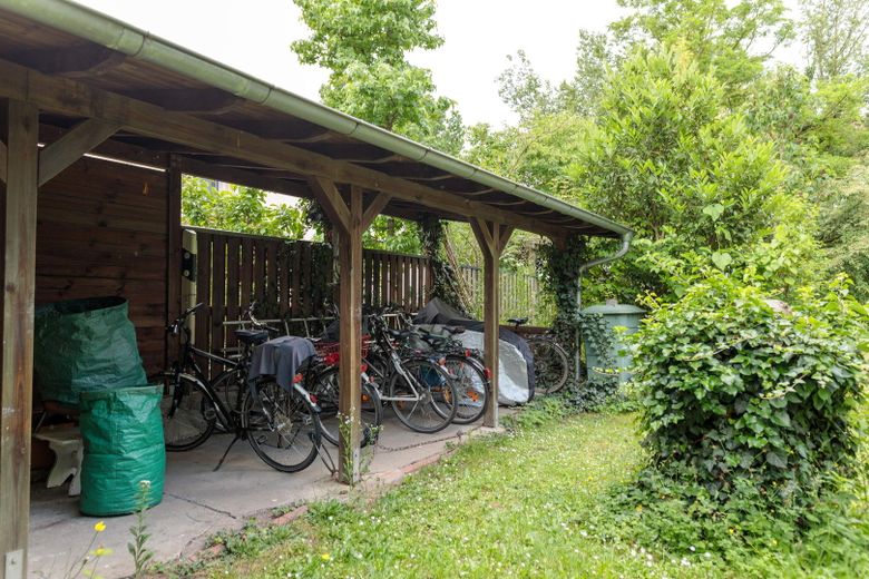 Fahrrad Unterstand im Garten