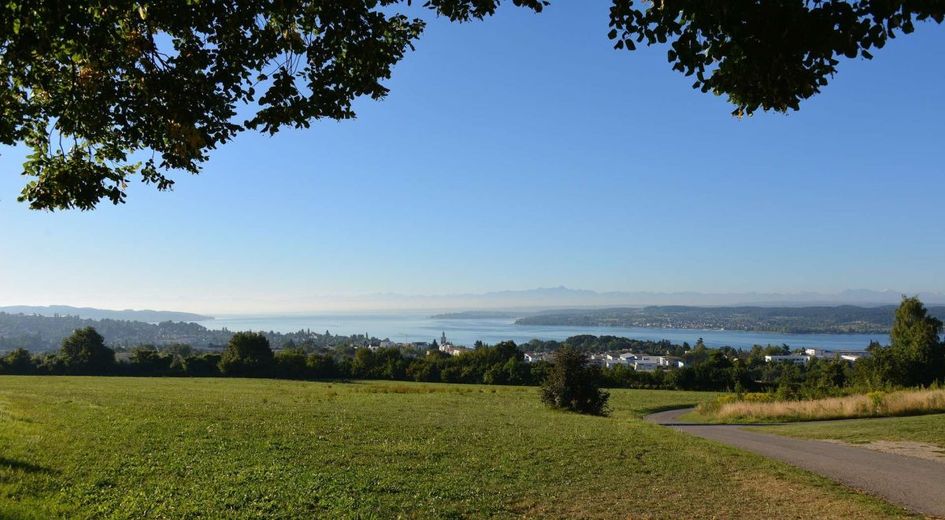 Einmalige Aussicht über den Bodensee – Blick auf die Berge, den Bodensee und Überlingen