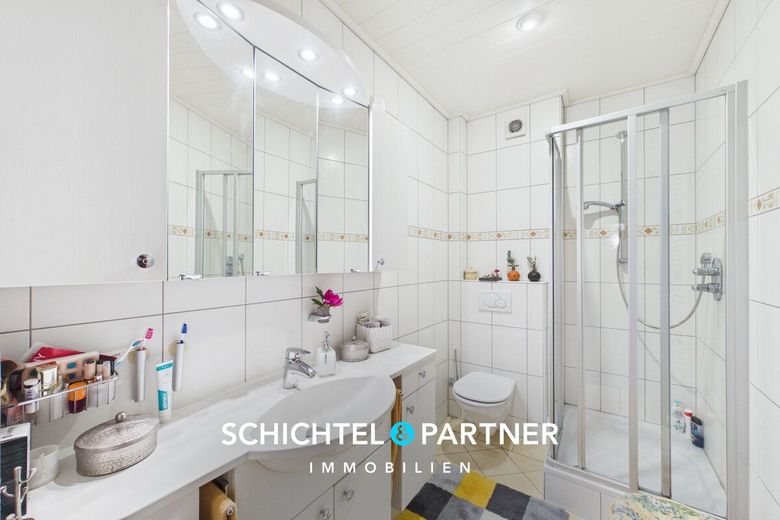 Mitte | Bezugsfrei: Stadtvilla mit 3-Einheiten oder als Einfamilienhaus – S&amp;P | Badezimmer