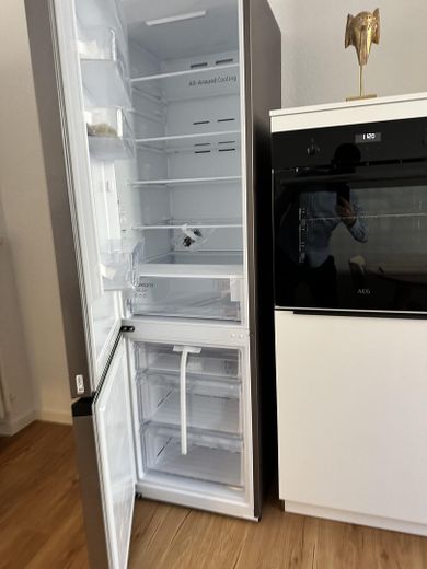 Altstadtquartier T13 - Hochwertig möblierte Altbau Wohnungen – Moderner Kühlschrank