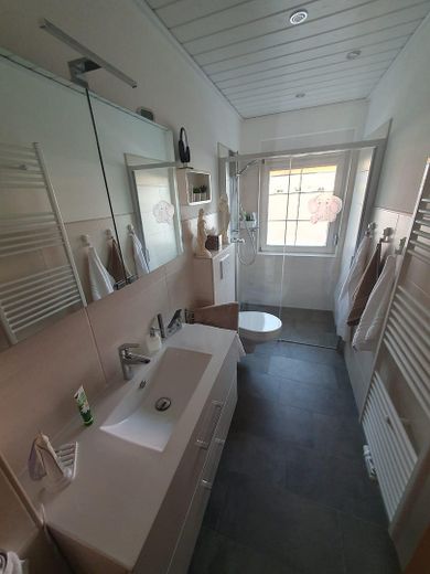 Von Grund auf sanierte Doppelhaushälfte mit herrlichem Atelier und schön angelegtem Garten – Bad EG