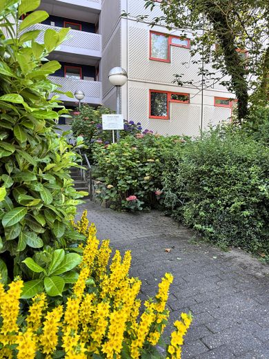 PROVISIONSFREI | Modernisierte 2-Zimmer-Wohnung mit Fernblick, großem Balkon & Einzelgarage – Außenansicht