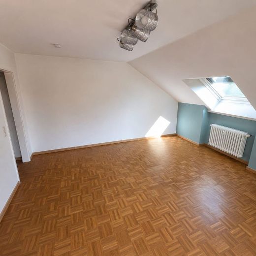 2 Zimmer Dachgeschoßwohnung mit Weitblick – Wohnzimmer, KI generiert