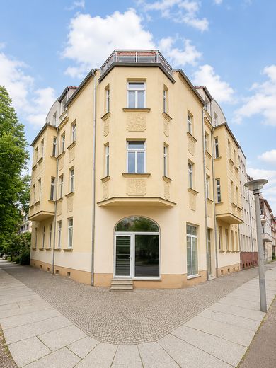 Kernsanierte 4-Zimmer-Wohnung mit moderner Einbauküche in zentraler Lage – Außenansicht 
