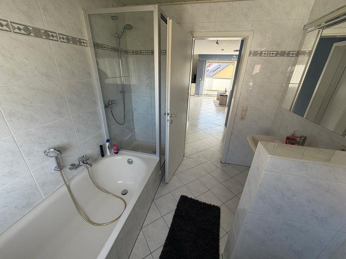 Zadbana 4,5-pokojowa maisonette z balkonem i kuchnią zabudowaną w Brühl, bez prowizji – Bad