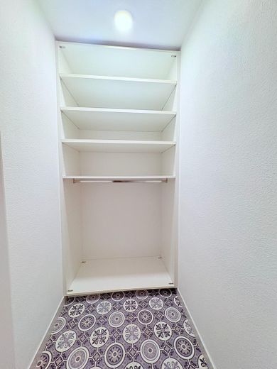 Moderne 3,5-Zimmer-Maisonette möbliert mit Heimkino, Wallbox & Klimaanlage – OG: Abstellraum