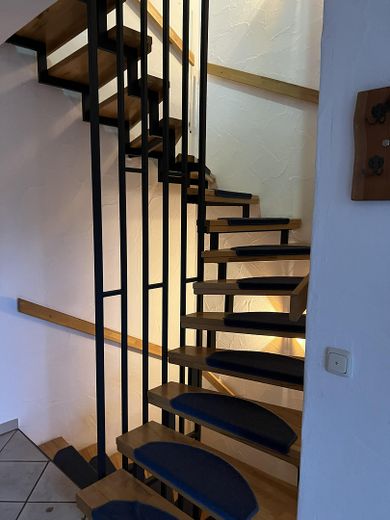 Schöne DHH am Ortsrand mit unverbautem Blick // 147qm Wohnfläche / 7 Zimmer / Einziehen & Wohlfühlen – Treppenaufgang/ -abgang