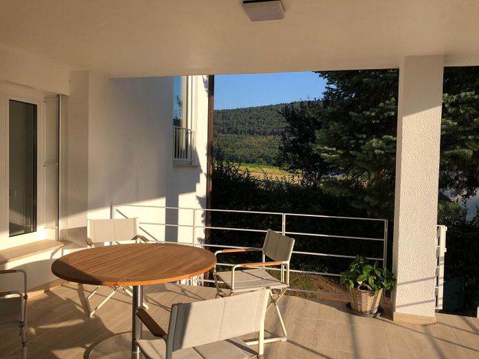 Balkon mit Außenkamin