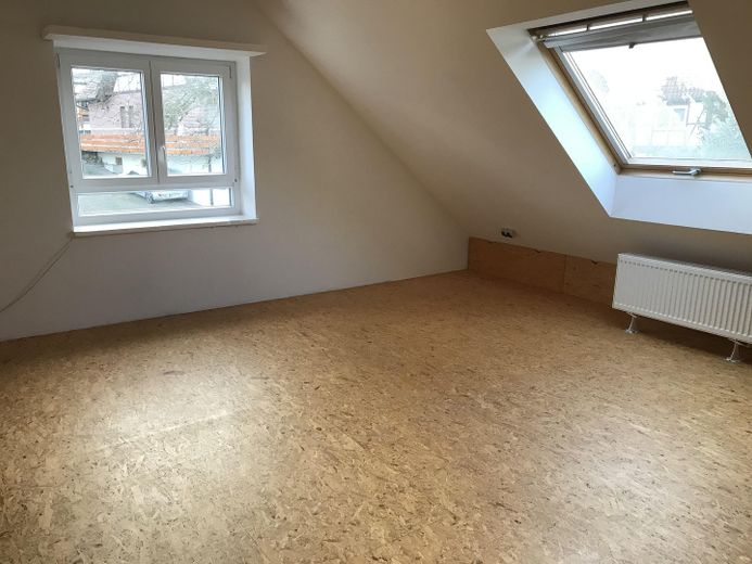 Luminoso appartamento di 5 locali al 1° + 2° piano di una casa di campagna a Gaildorf / Schwäbisch Hall – Dachzimmer 2.OG S/W