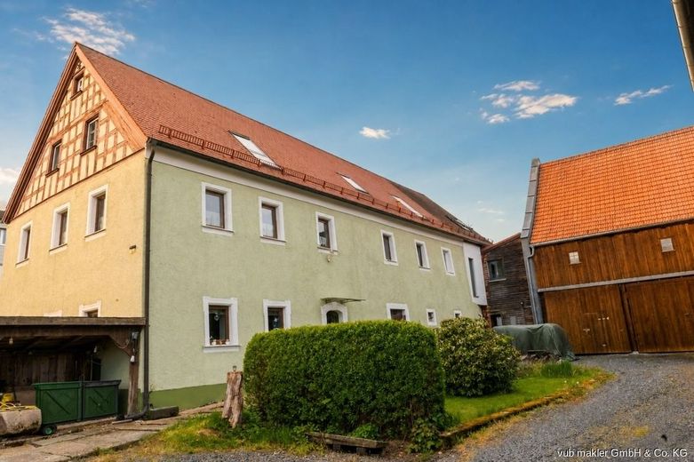 Freiraum für Macher: Denkmal-Dreiseithof mit 2 Wohneinheiten mit ca. 400m² , Scheunen &amp; Südgarten – 02_Aussenansicht