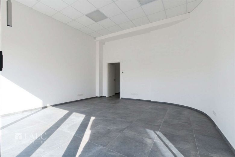 Große Fenster, große Chancen: Ihr neues Geschäft in Stolberg! – Wohnzimmer - (KI generiert)