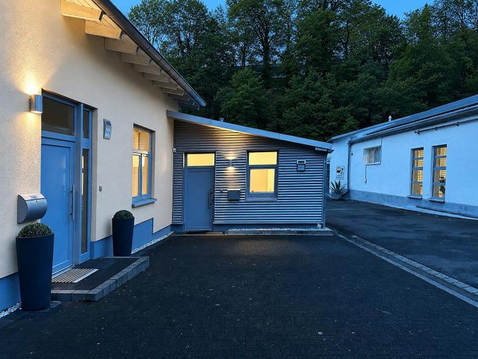 Modernes Wohnhaus mit separater Gewerbeeinheit in ruhiger Citylage – Beide Eingänge 