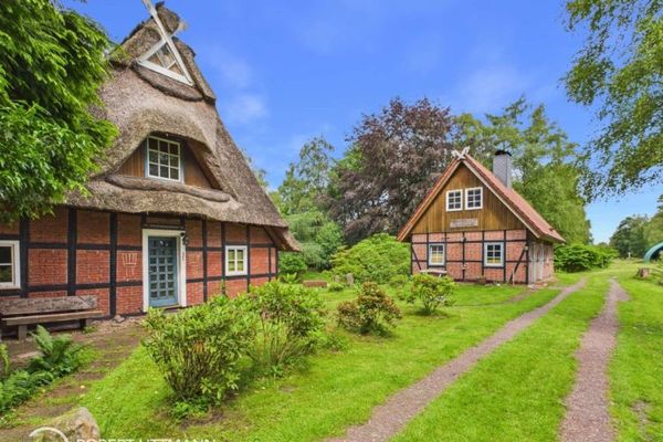 Wyjątkowa nieruchomość z dwoma domami mieszkalnymi i działką o powierzchni 25.225 m² – wszechstronne możliwości wykorzystania