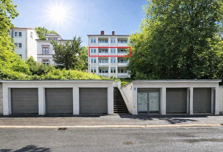 Seltene Gelegenheit!
Nerotal: 116 m² in bester Lage von Wiesbaden! 4 Zi, 2 Bäder, 2 Balkone, Garage – Hausansicht m. Garagen