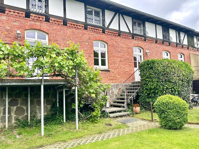 HORN IMMOBILIEN ++ uroczy dom dwurodzinny w Klein Helle, tylko 15 min do Neubrandenburga – Hausansicht Hofseite