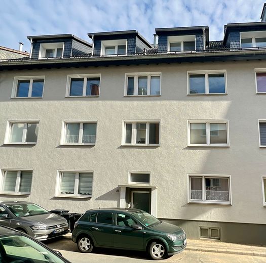 Vermietete WG-Wohnung mit offener Wohnküche (Kapitalanlage) – Hausfront